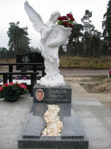 Надгробный памятник с ангелом для младенцев