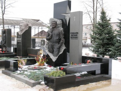Прямоугольный гранитный памятник со скульптурой мужчины