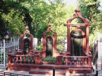 Эксклюзивный семейный памятник с колоннами