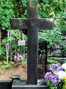 Недорогой гранитный памятник в виде креста