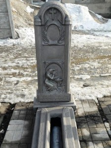 Одинарный бетонный памятник на могилу