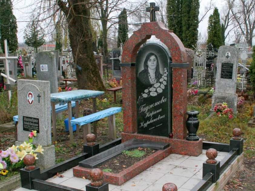 Одинарный гранитный памятник на могилу женщины