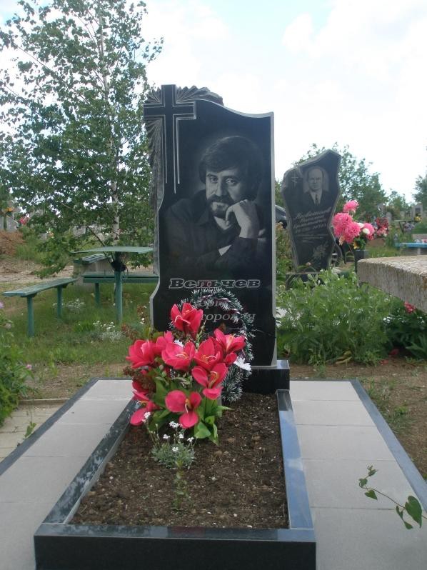 Одинарный надгробный памятник с открытым цветником