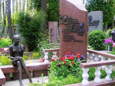 Памятник из красного гранита со скульптурой девушки