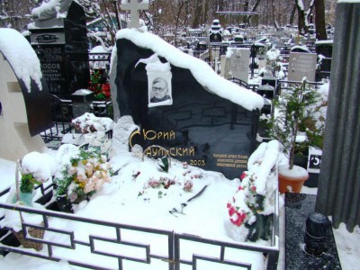 Черный надгробный памятник из обапола