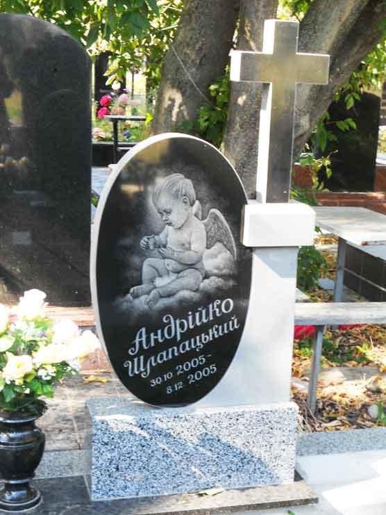 Детский надгробный памятник с крестом