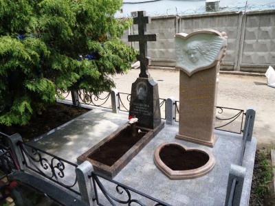 Гранитный памятник в виде креста на две могилы