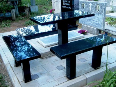 Прямоугольный стол и лавочки для памятника