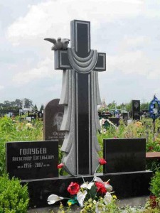 Надгробный памятник в виде креста с голубями