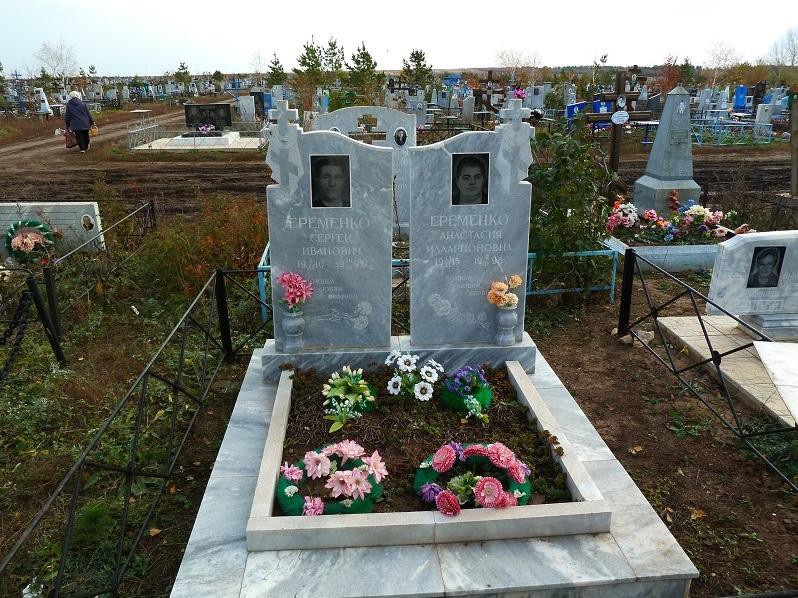 Двойной надгробный памятник с открытыми цветниками