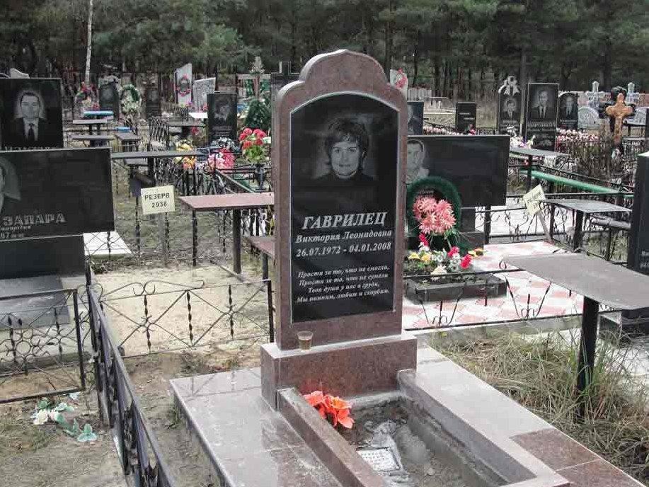 Одинарный надгробный памятник с цветником