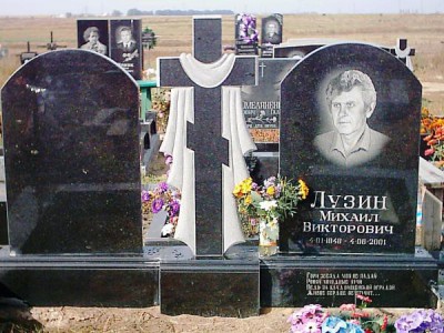 Надгробный памятник из черного гранита фото