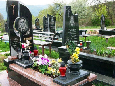 Надгробный памятник с двумя вазами черного цвета
