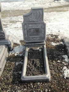 Одинарный надгробный памятник из бетона
