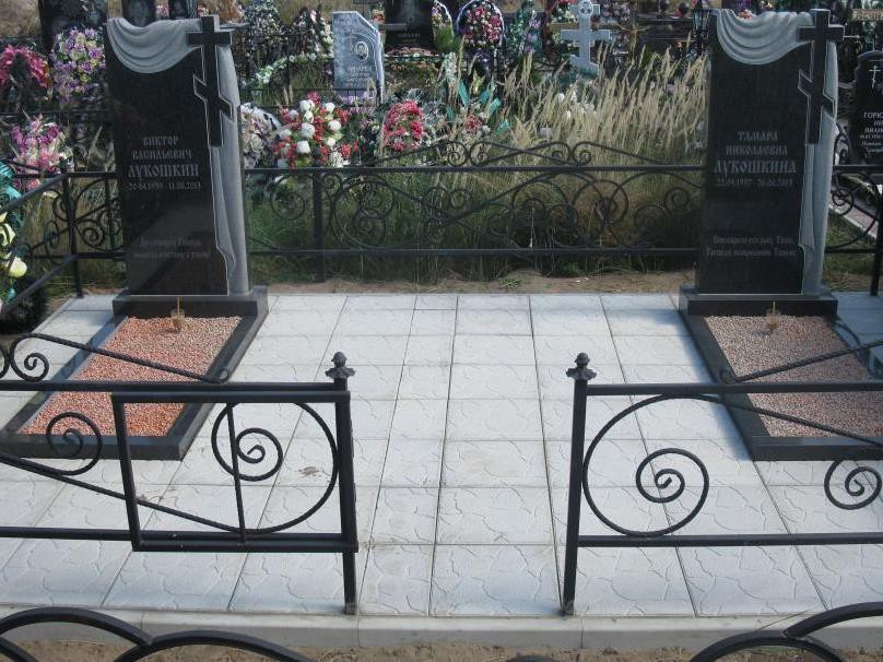 Семейный двойной памятник с тротуарной плиткой