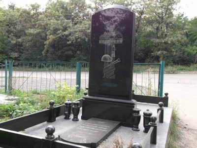 Гранитный памятник на могилу шахтера