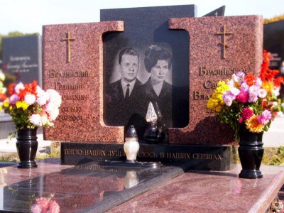 Две черные гранитные вазы для надгробного памятника