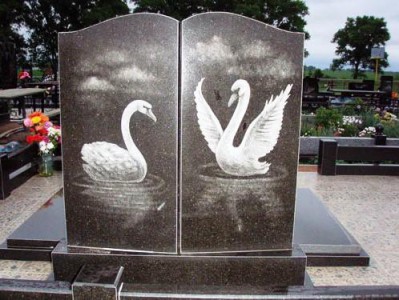 Двойной гранитный памятник с гравировкой лебедей