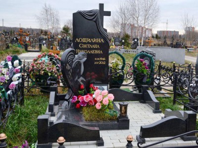 Надгробный памятник со скульптурой и открытым цветником