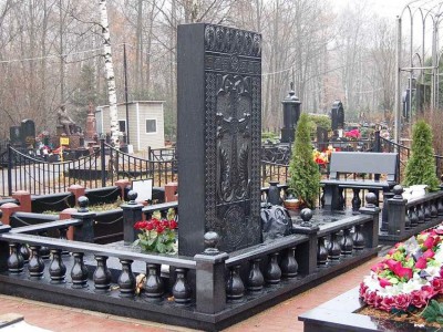 Мемориальный комплекс на кладбище