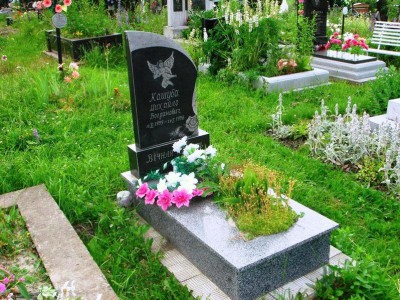 Детский надгробный памятник с высоким цветником