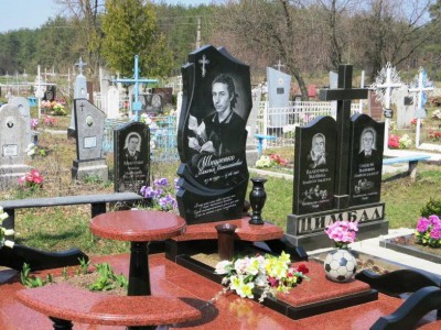 Гранитные вазы для памятника на кладбище