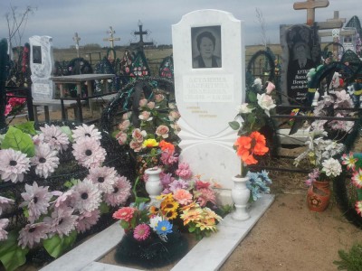 Белые вазы для надгробного памятника