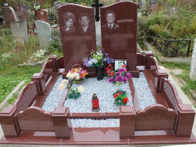 Двойной надгробный памятник из красного гранита