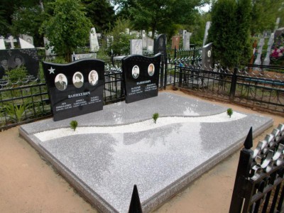 Надгробный памятник для двоих и троих