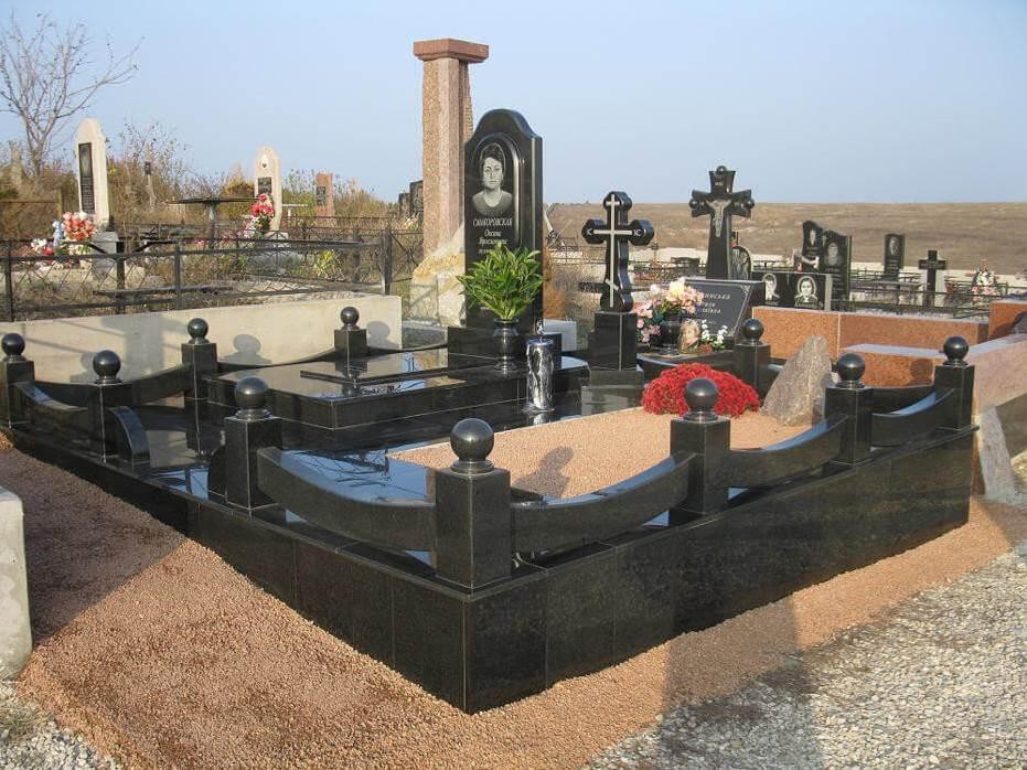Гранитный мемориальный комплекс с надгробием