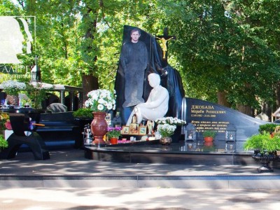 Эксклюзивный надгробный памятник из черного гранита для мужчины