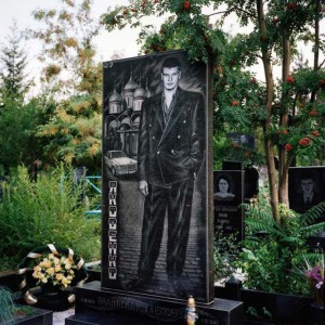 Черный прямоугольный памятник на могилу юноши