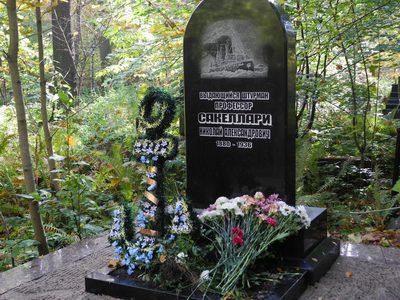 Полуовальный памятник на могилу моряка