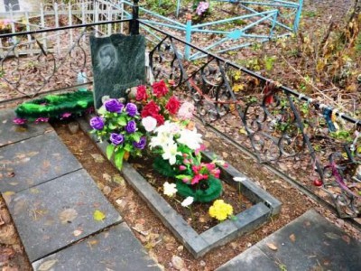 Зеленый надгробный памятник для дочери