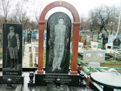 Элитный резной памятник на могилу юноши