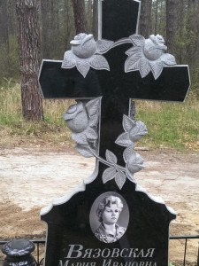 Женский памятник в виде креста из гранита