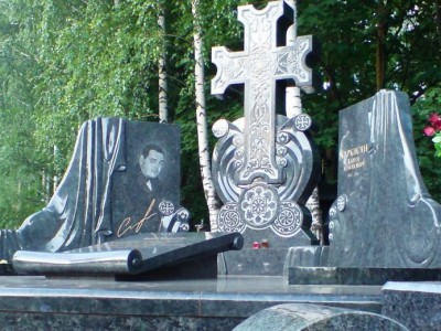 Мемориальный комплекс с крестом фото