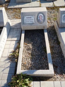Памятник в виде подушки из мраморной крошки на могилу