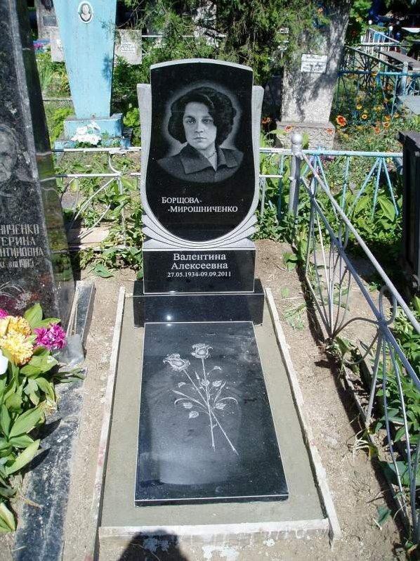 Одинарный памятник с гравировкой роз на могилу женщины