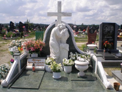 Эксклюзивный надгробный памятник с крестом и скорбящим ангелом
