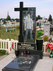 Надгробный одинарный памятник с резным крестом для молодого человека