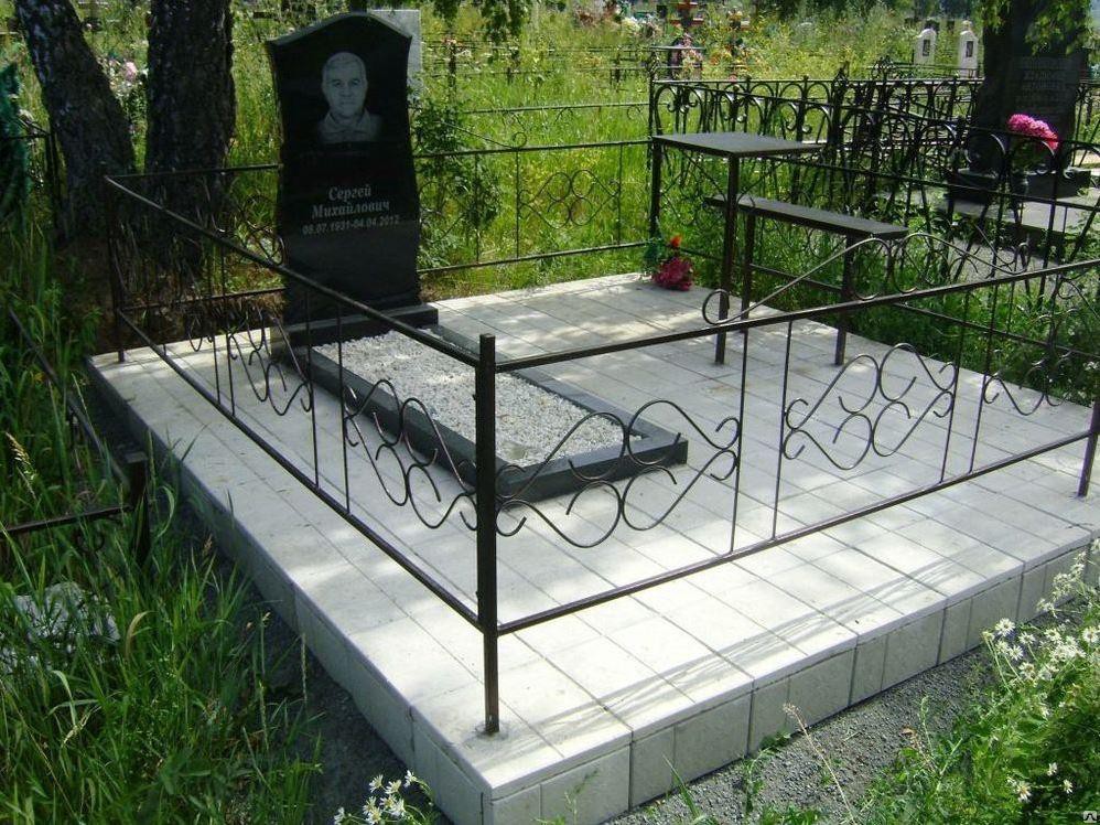 Одинарный надгробный памятник с тротуарной плиткой