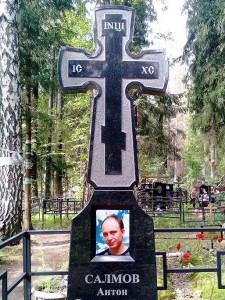 Памятник в виде креста для могилы юноши
