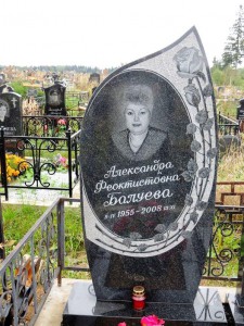 Женский памятник черного цвета с фигурной стеллой