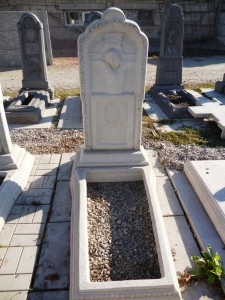 Памятник из мраморной крошки на могилу мужчины