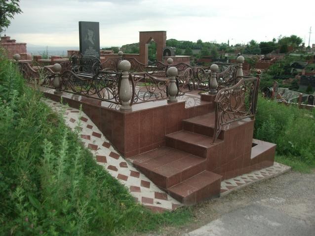Современный мемориальный комплекс с оградой