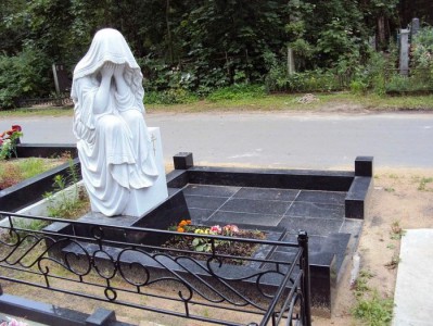 Памятник с гранитной оградой и скульптурой скорбящей матери