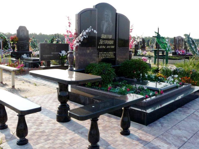 Мемориальный комплекс из черного гранита со столом и лавочкой