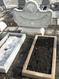 Двойной надгробный памятник из мраморной крошки