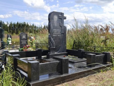 Памятник отцу из черного гранита